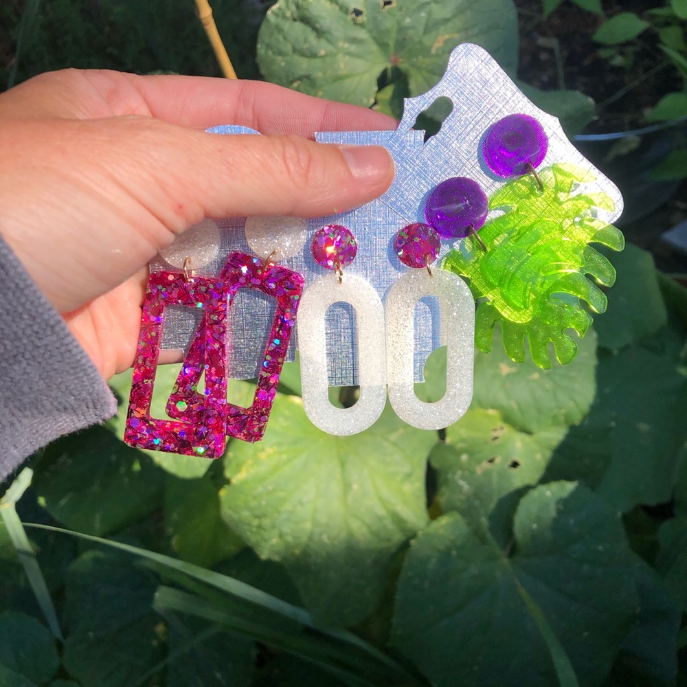 Green and purple monstera earrings - Picture 4 of 4